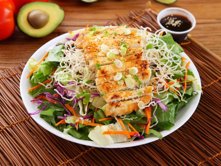 Salada de frango com legumes