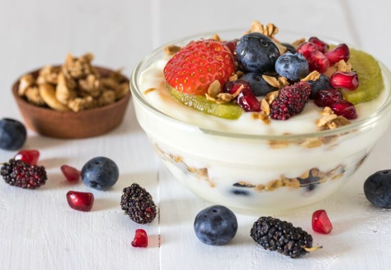 Salada de Frutas com Iogurte e Granola: uma opção Saudável