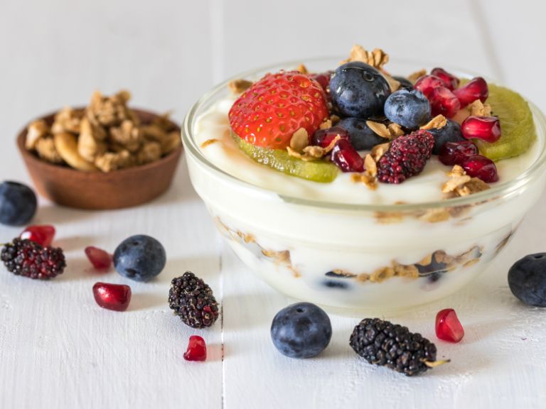 salada de frutas com iogurte e granola