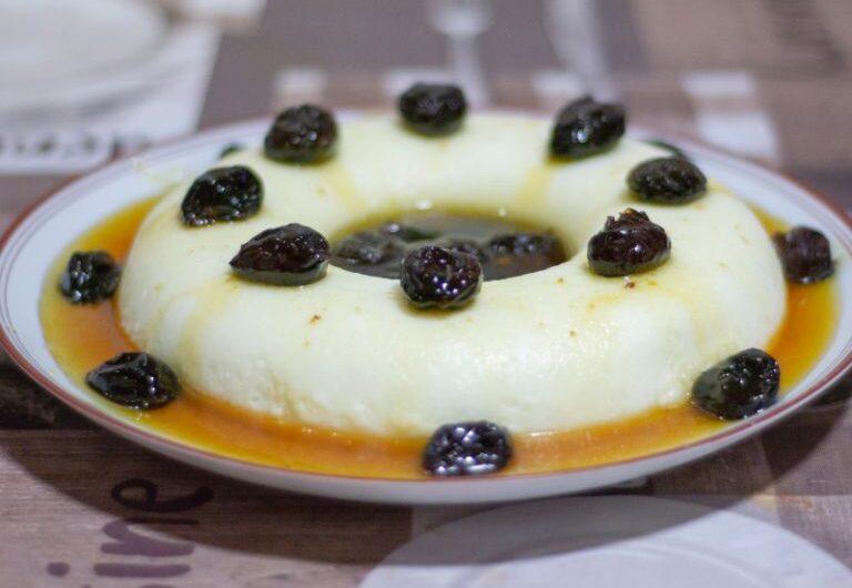 Manjar de Coco com Calda de Ameixa: Deliciosa Sobremesa