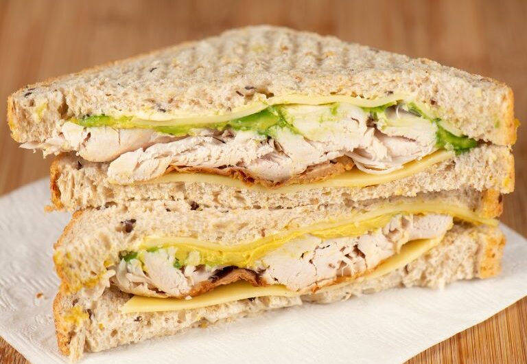 Receita Rápida para Café da Tarde: Sanduíche Natural de Frango