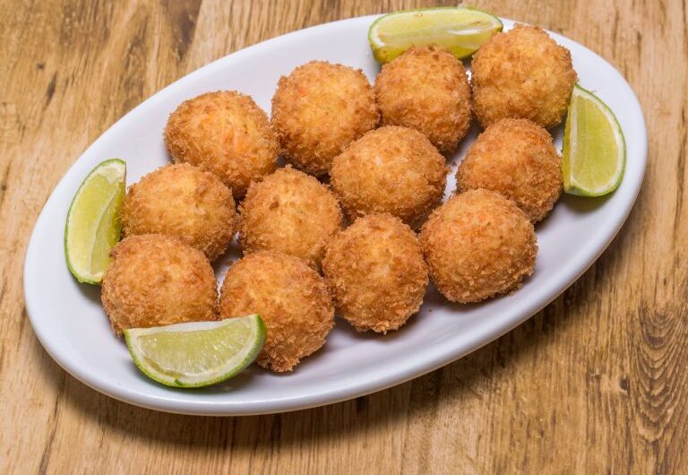 Bolinho de Bacalhau: Aprenda a fazer um petisco delicioso e crocante