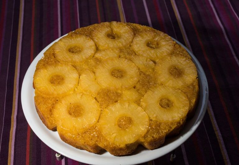 Delicie-se com um sabor tropical: Bolo de Abacaxi fácil e delicioso