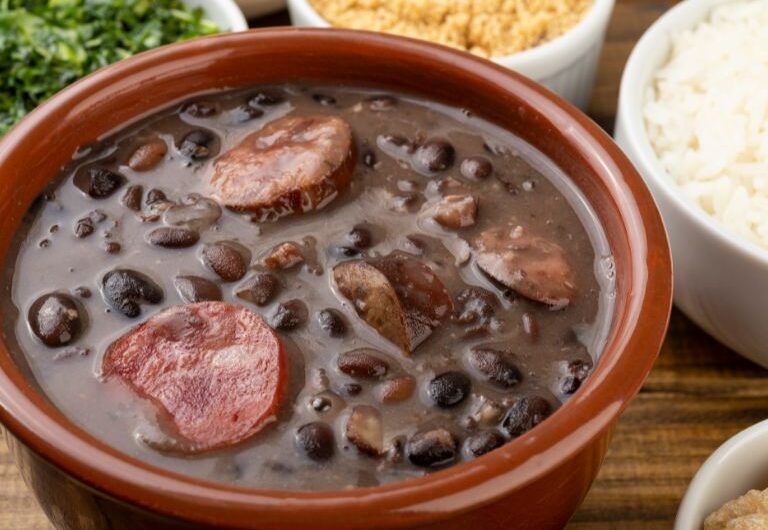 Delícia Brasileira: Aprenda a fazer a melhor receita de feijoada caseira