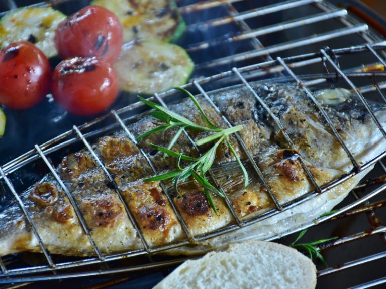 peixe assado na brasa