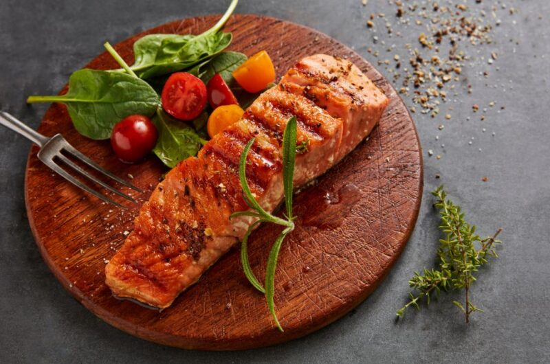 Salmão Grelhado com Molho de Limão e Ervas