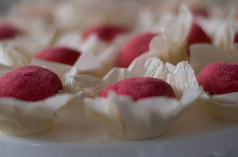 Brigadeiro de Morango: Uma Explosão de Sabor Frutado em Cada Mordida!