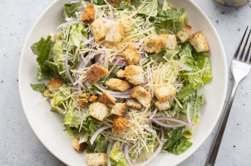 Salada Verde Refrescante com Torradinhas Crocantes: Uma Explosão de Sabores e Texturas