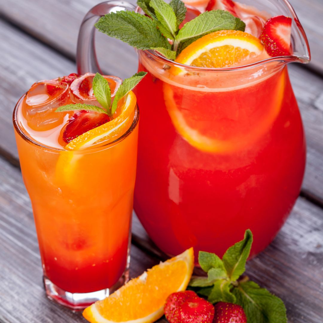 Prepare-se para uma experiência de sabor extraordinária com o Laramora Gelado, uma mistura irresistível de suco de laranja e morangos batidos congelados. Esta bebida refrescante é a combinação perfeita entre a doçura cítrica da laranja e a intensidade suculenta dos morangos. Ideal para os dias quentes ou como uma opção deliciosa a qualquer momento, o Laramora Gelado promete surpreender seu paladar com uma explosão de frescor.
