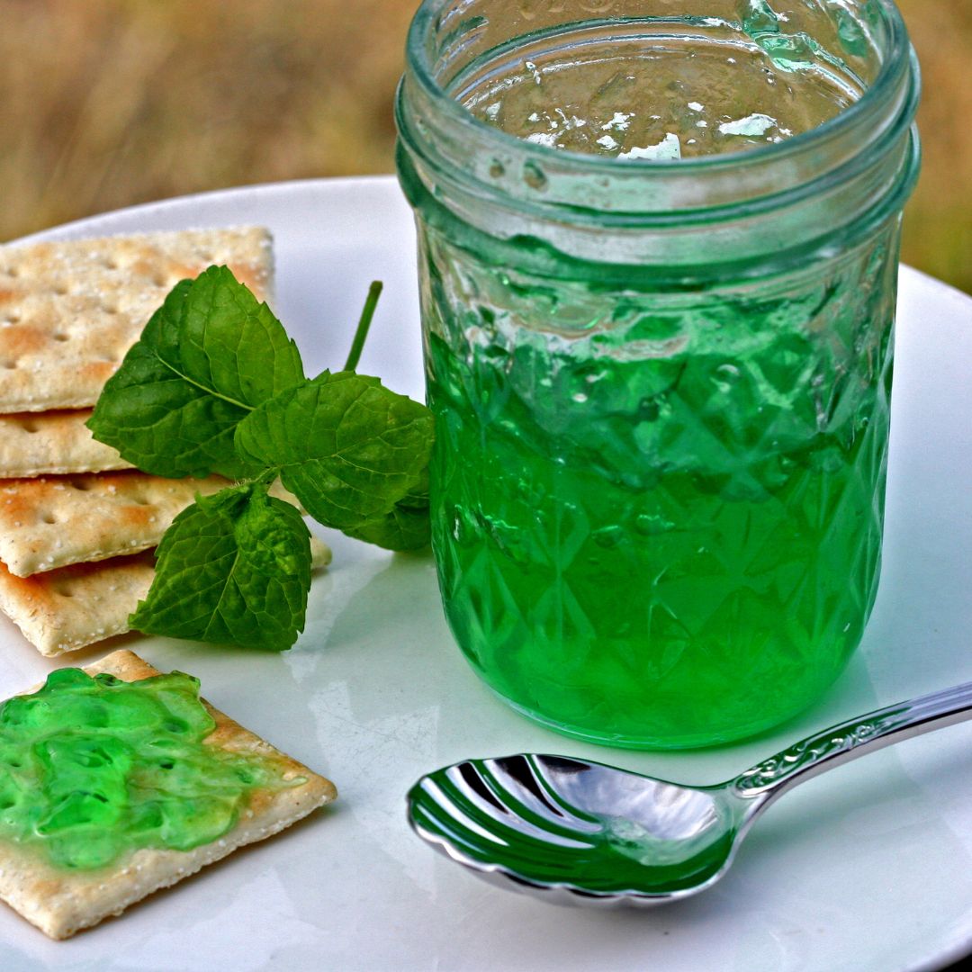 Desperte seus sentidos com esta receita de Geleia de Hortelã fresca, uma explosão de sabor que vai transformar suas manhãs e tardes em momentos especiais. Feita com ingredientes simples e amor, esta geleia vai conquistar seu coração desde a primeira colherada. Ideal para passar no pão, incrementar sobremesas ou até mesmo servir como acompanhamento em pratos salgados. Uma verdadeira celebração de frescor!