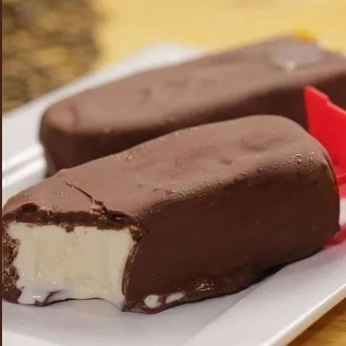PICOLÉ DE LEITE EM PÓ E CHOCOLATE